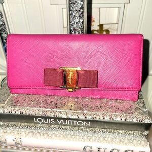 EUC Authentic Salvatore Ferragamo Gancini Pink With Bow Leather  Bifold Wall…
